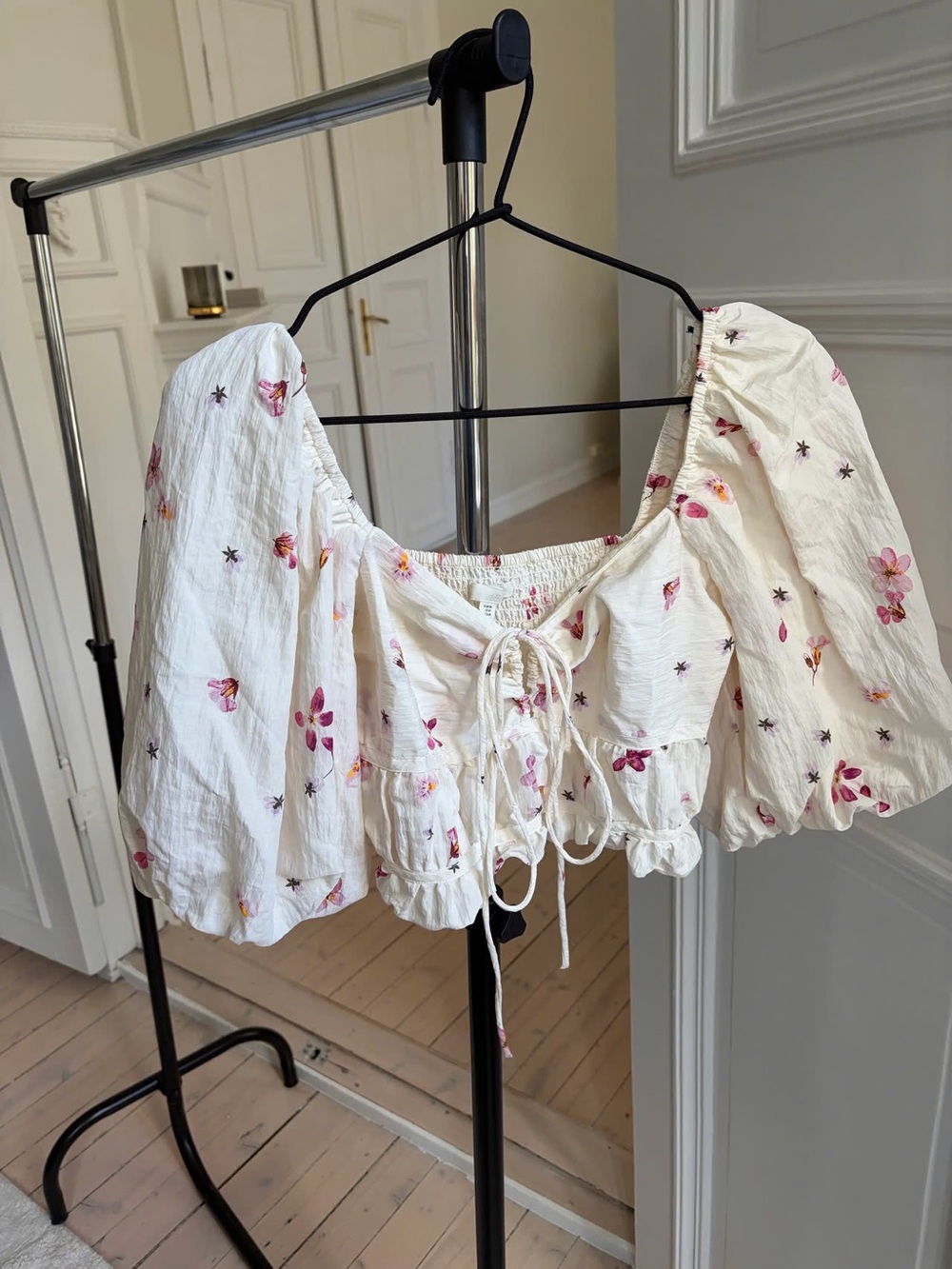 H&M | Floral Puff-Sleeve Cropped Blouse in Cream